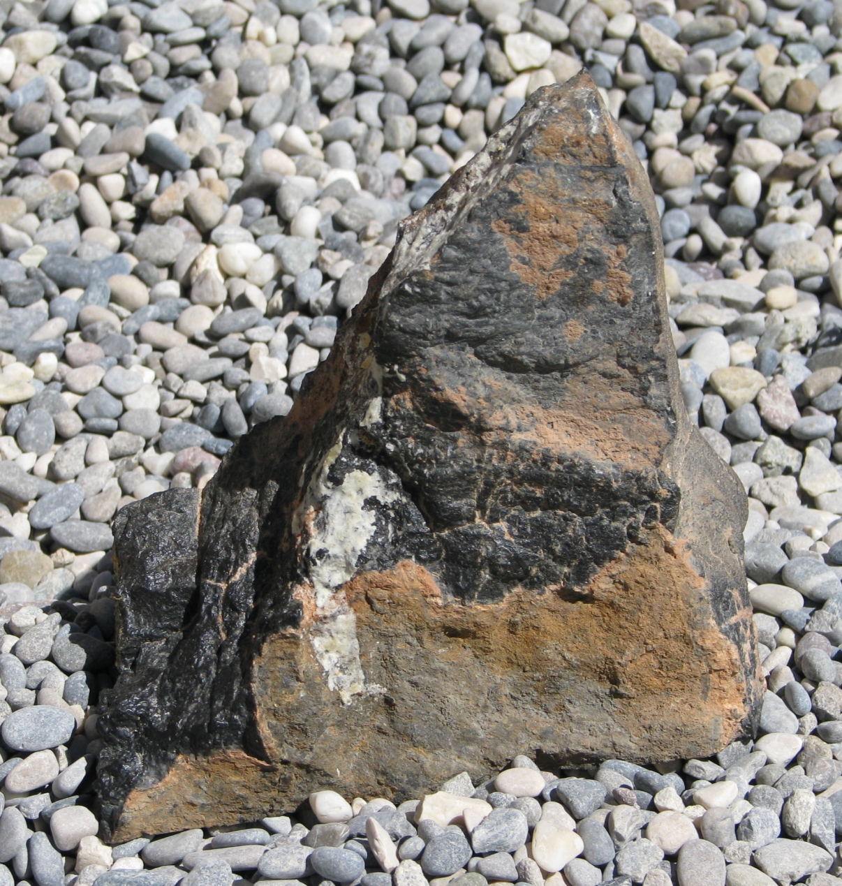 Meteoriten-Matterhorn - Splitter des kohligen Chondrit CK4 HaH 280